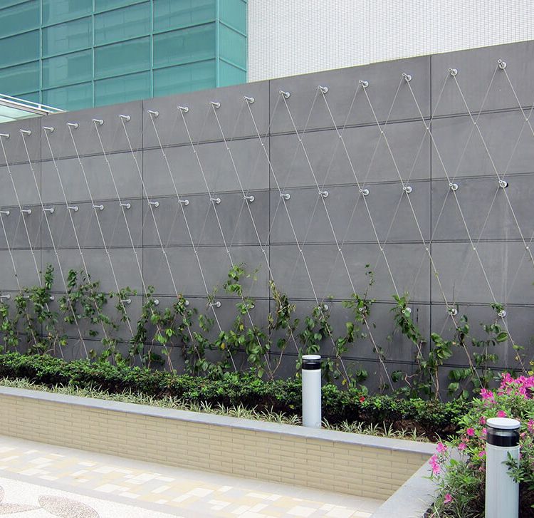 Mur végétal avec des plots et du câble